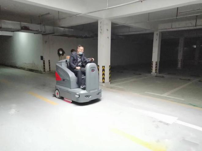 蓟州小区物业保洁不用人力改用驾驶式洗地机了